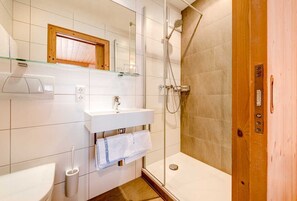 Douche, séchoir à cheveux, serviettes fournies, papier de toilette