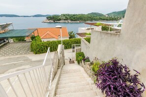 ์ํํธ (Two-Bedroom Apartment) | ์๋ฐ ์์ค์ ์ ๋ง