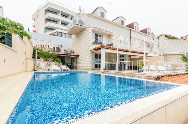Apartment (Two-Bedroom Apartment) | Pool