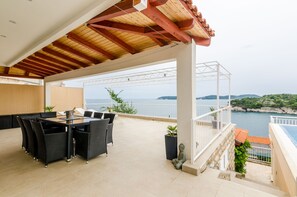 ์ํํธ (Two-Bedroom Apartment) | ํ
๋ผ์ค/ํํฐ์ค