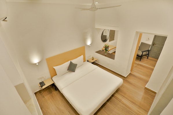 Habitación superior | Escritorio, tabla de planchar con plancha, wifi gratis y ropa de cama