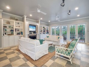 TV, DVD player, books - The Palm & Shell Captiva Island Luxury Vacation Rental Home (Captiva)