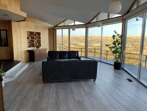 Interior - Del Prado Estates - Breathtaking views, Indoor Pool, Jacuzzi and a Snooker Table (Yakima)