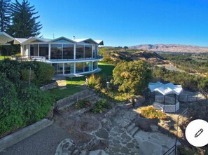 Exterior - Del Prado Estates - Breathtaking views, Indoor Pool, Jacuzzi and a Snooker Table (Yakima)