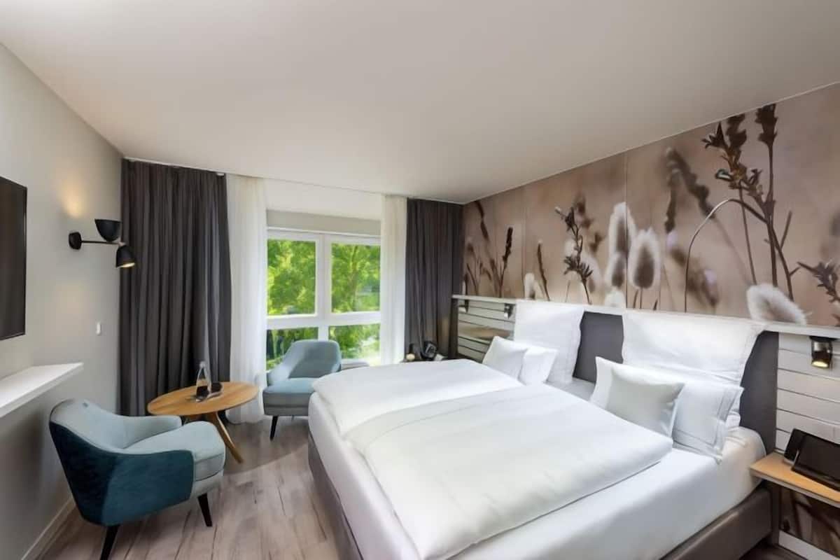 Premium bedding, in-room safe, desk, laptop workspace