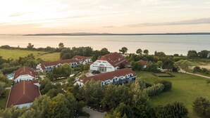 Un quartier résidentiel comprenant plusieurs maisons, une piscine et, au loin, une grande étendue d’eau.