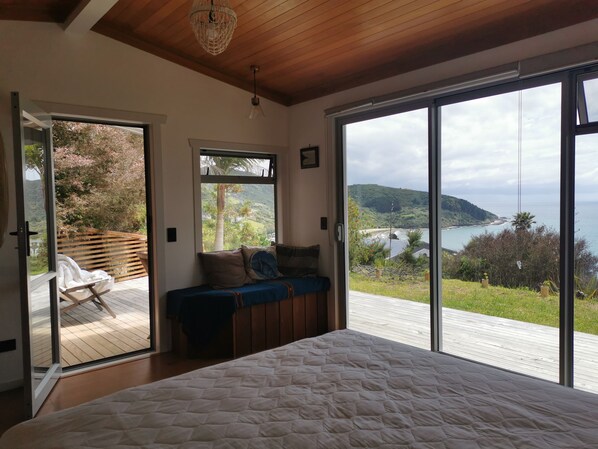 1 bedroom, bed sheets