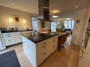 Een koelkast, een oven, een kookplaat, een vaatwasser