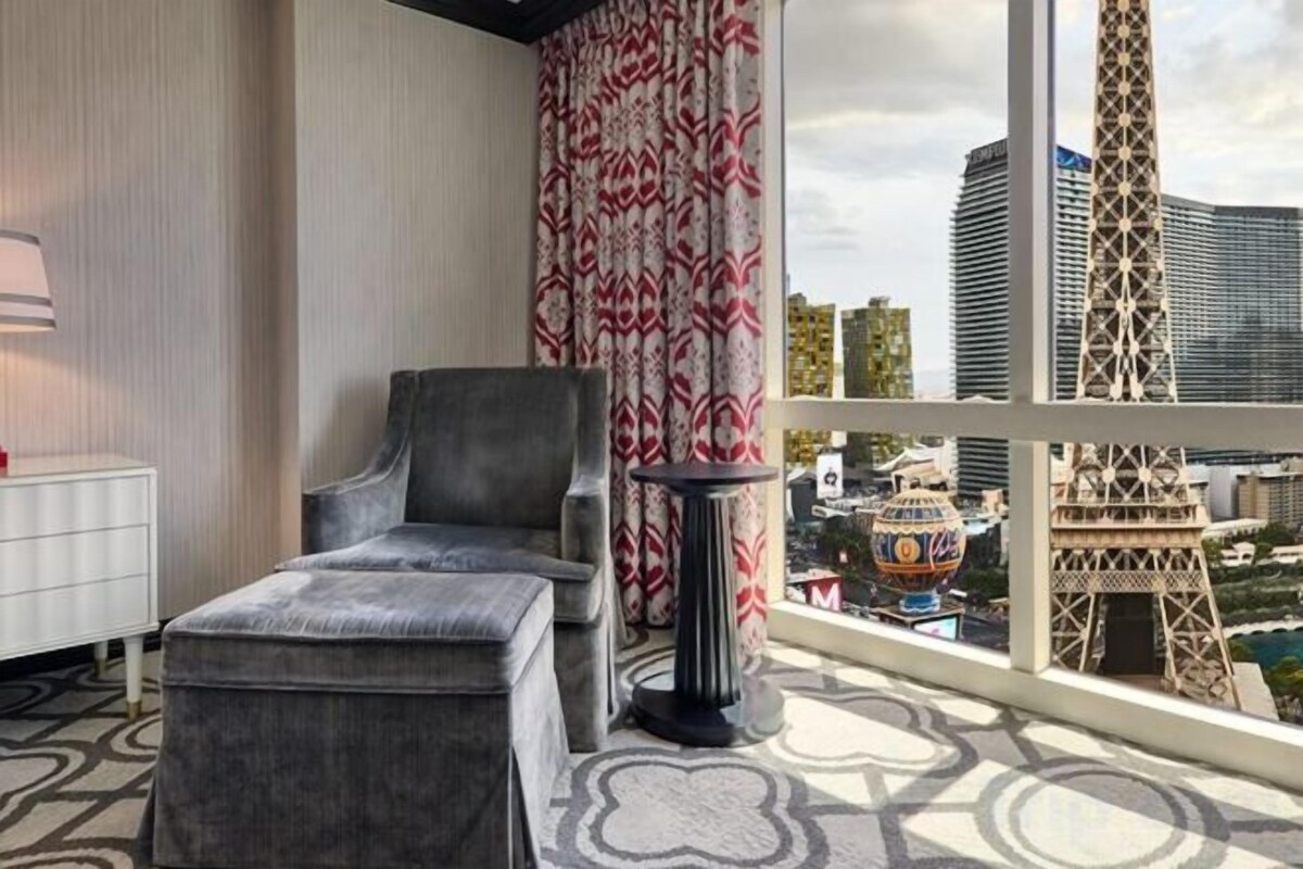 Bordeaux Eiffel View Room King