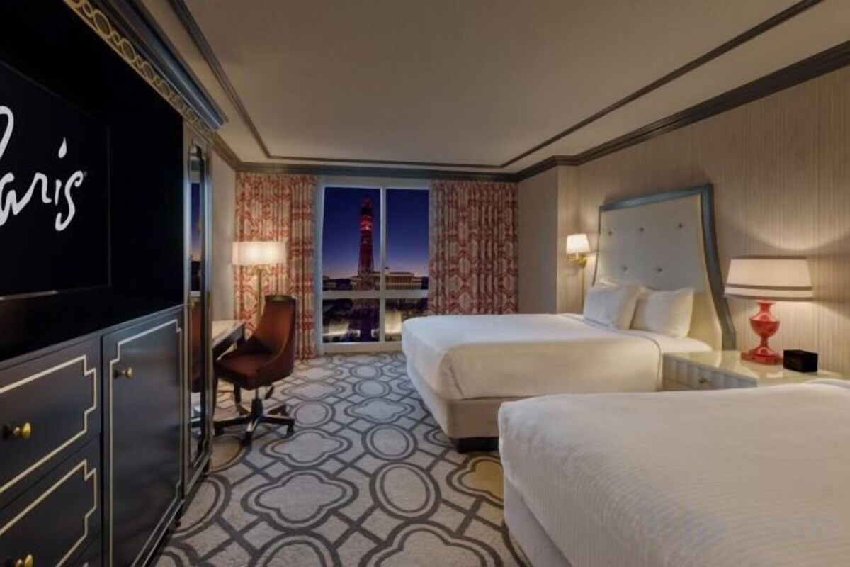 Bordeaux Eiffel View Room 2 Queens