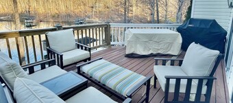 Fun for Family & Friends ! Lakefront with Private Dock, near Bridgewater Plaza !