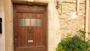 A wooden door with a glass panel, a brass knocker, and a sign indicating 'PAS DE PUBLICITE S.V.P.' - La Félicita - Charming gîte near Narbonne (Moussan)