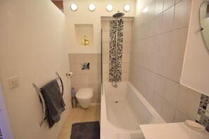 Combined shower/bathtub, hair dryer, towels, soap - La Félicita - Charming gîte near Narbonne (Moussan)
