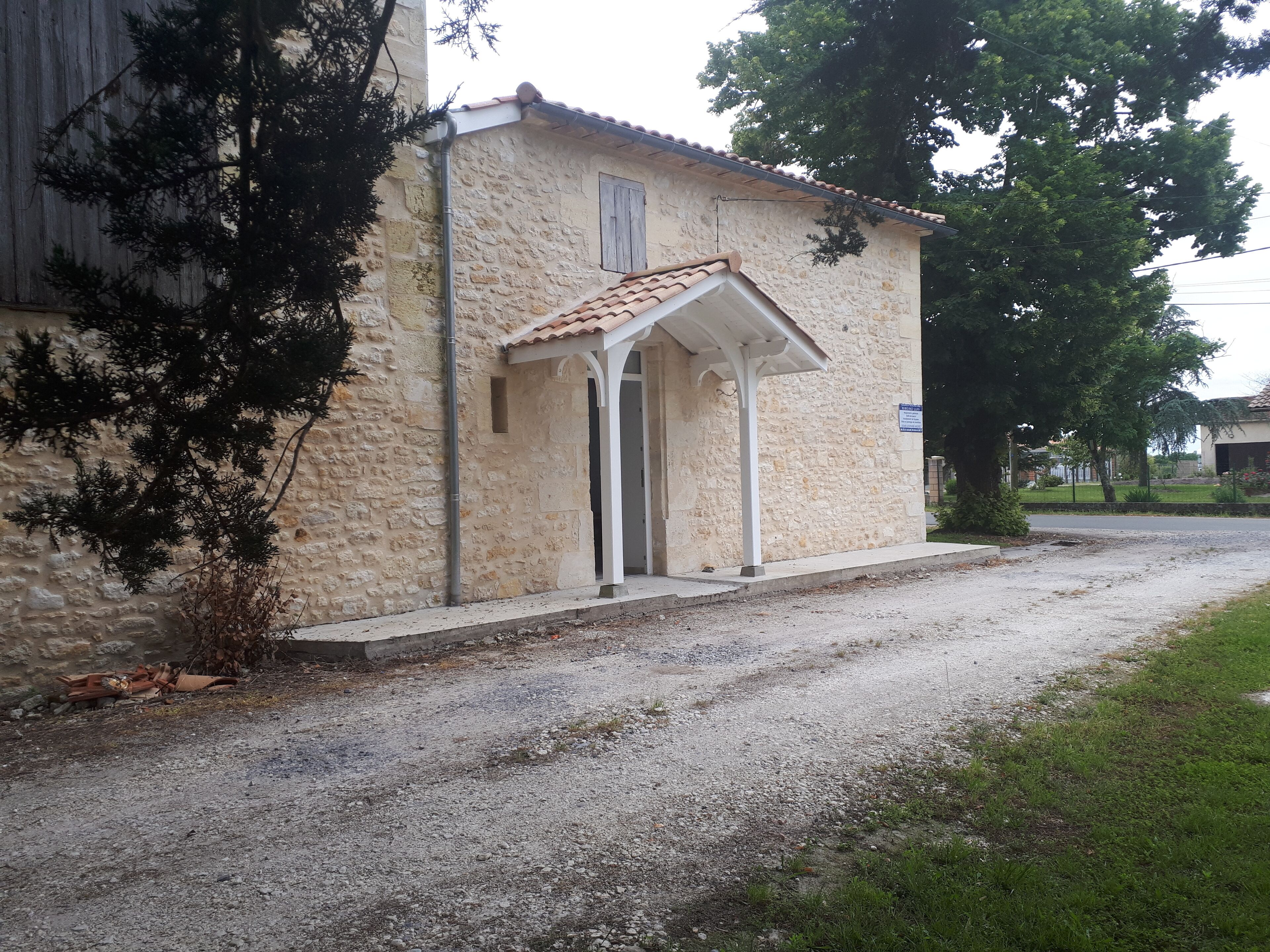 Cottage between sea and estuary 