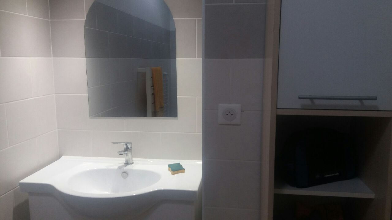 Cottage between sea and estuary 