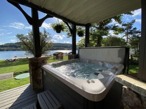 Outdoor spa tub - Walk to Wisp! Flat Lakefront + Fire Pit and Huge Dock! (McHenry)