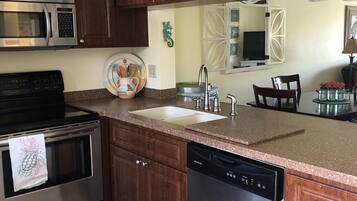 Réfrigérateur, micro-ondes, four, plaque de cuisson