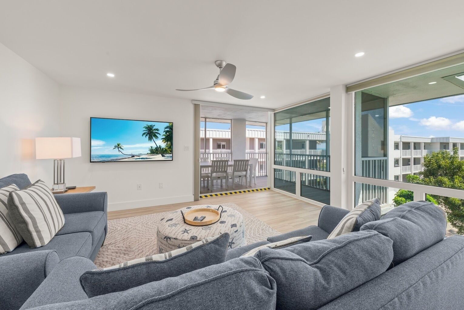 Een televisie, een dvd-speler en een stereo