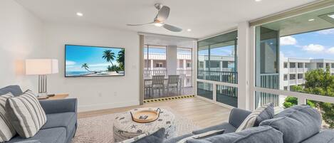 Een televisie, een dvd-speler en een stereo