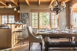 Casa (Moonlight Mountain Home | 9 Indian Su) | Cocina privada | Refrigerador, microondas, parrilla de estufa y lavavajillas 