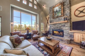 Casa | Sala de estar | TV de tela plana, lareira, livros