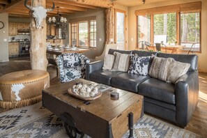 Casa (Moonlight Mountain Home | 9 Indian Su) | Sala de estar | Televisión de pantalla plana, chimenea y libros 