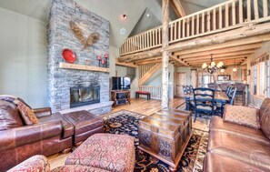 Casa (Moonlight Mountain Home | 2 Full Moon) | Sala de estar | TV de tela plana, lareira, livros