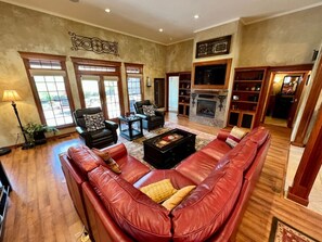 Smart TV, fireplace, DVD player, books - Bella Vita Estate, Sleeps 6 (Baker City)