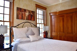 3 dormitorios, escritorio, tabla de planchar con plancha y cuna de viaje