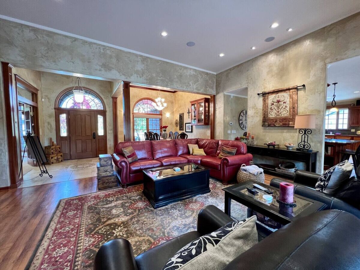 Smart-TV, peis, DVD-spiller og bøker