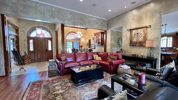 Smart TV, lareira, DVD player, livros