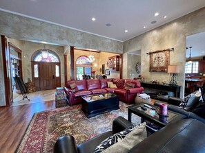 Smart TV, fireplace, DVD player, books - Bella Vita Estate, Sleeps 6 (Baker City)