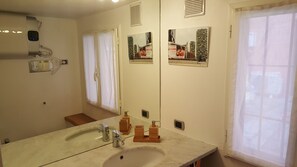 Bathroom - Gorgeous studio apartment in St. Ambrose (Milano)