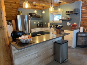 Refrigerador, microondas, horno y parrilla de estufa 