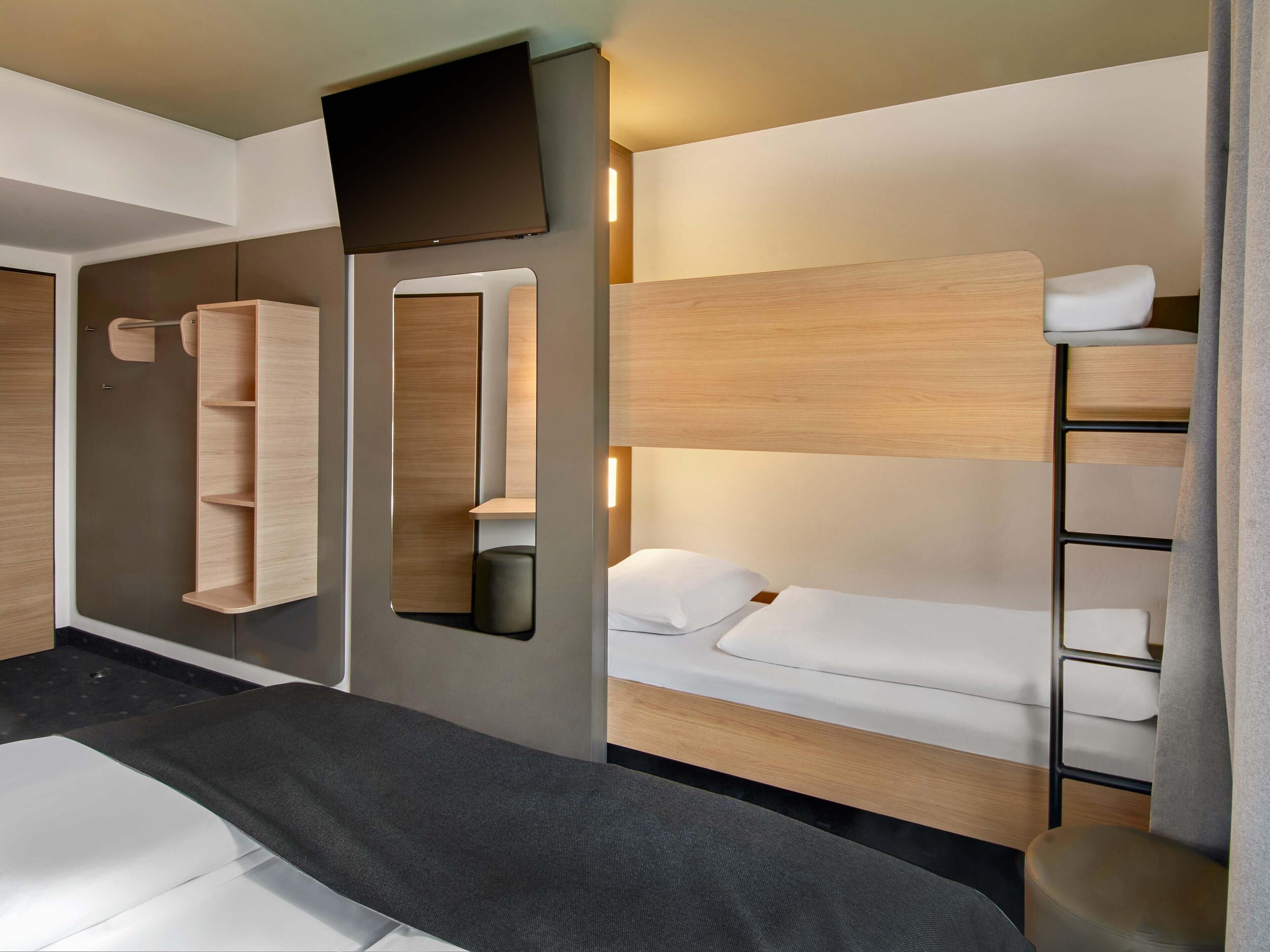 Quadruple Room | Desk, soundproofing, free WiFi, bed sheets