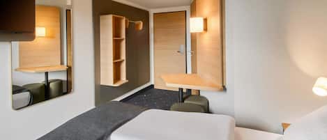 Desk, soundproofing, free WiFi, bed sheets