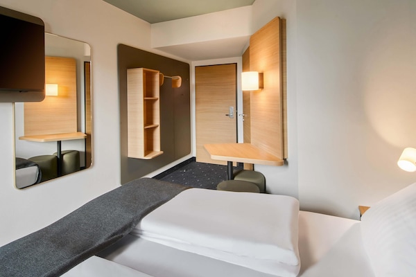 Desk, soundproofing, free WiFi, bed sheets