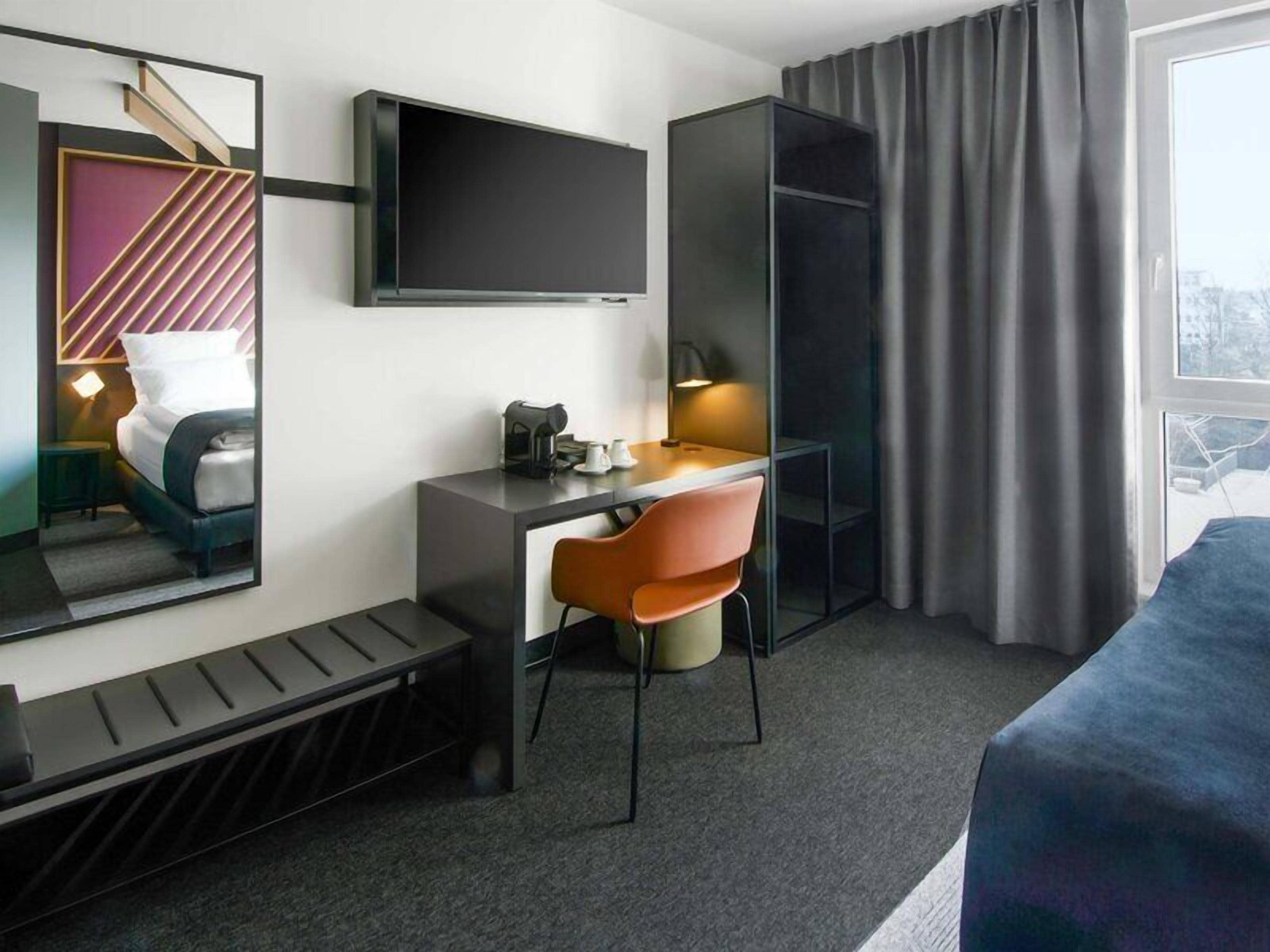 Desk, soundproofing, WiFi (free), bed sheets