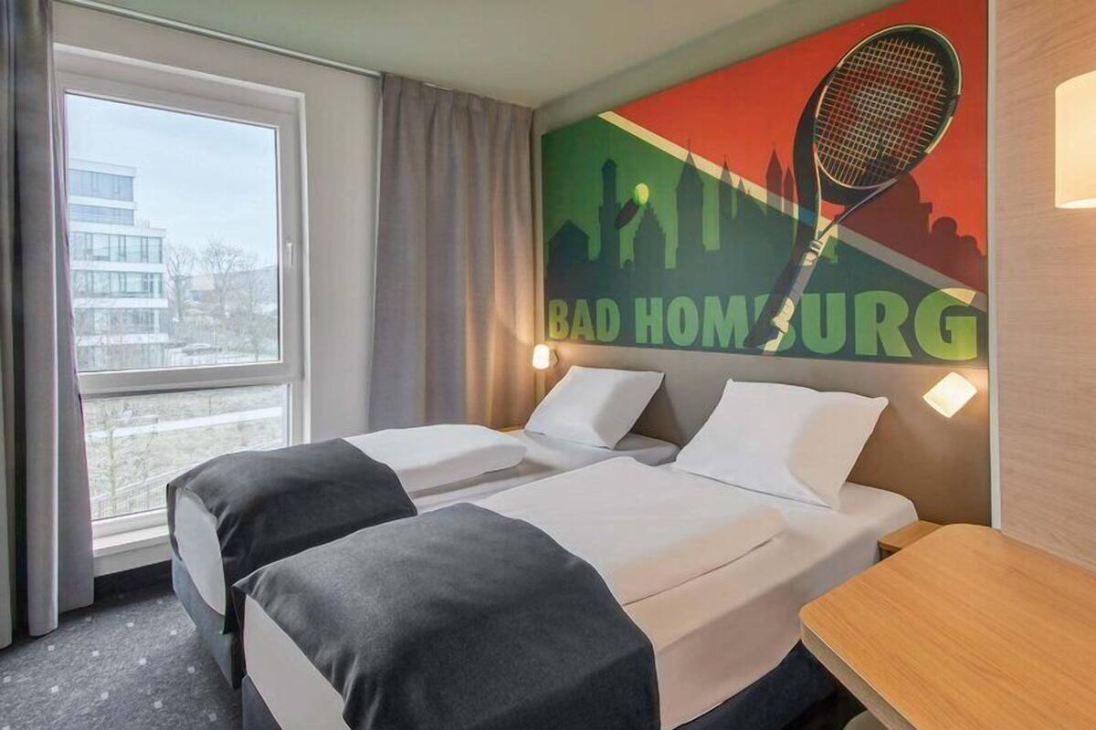 Desk, soundproofing, free WiFi, bed sheets