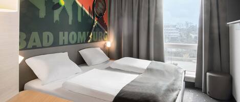 Desk, soundproofing, free WiFi, bed sheets