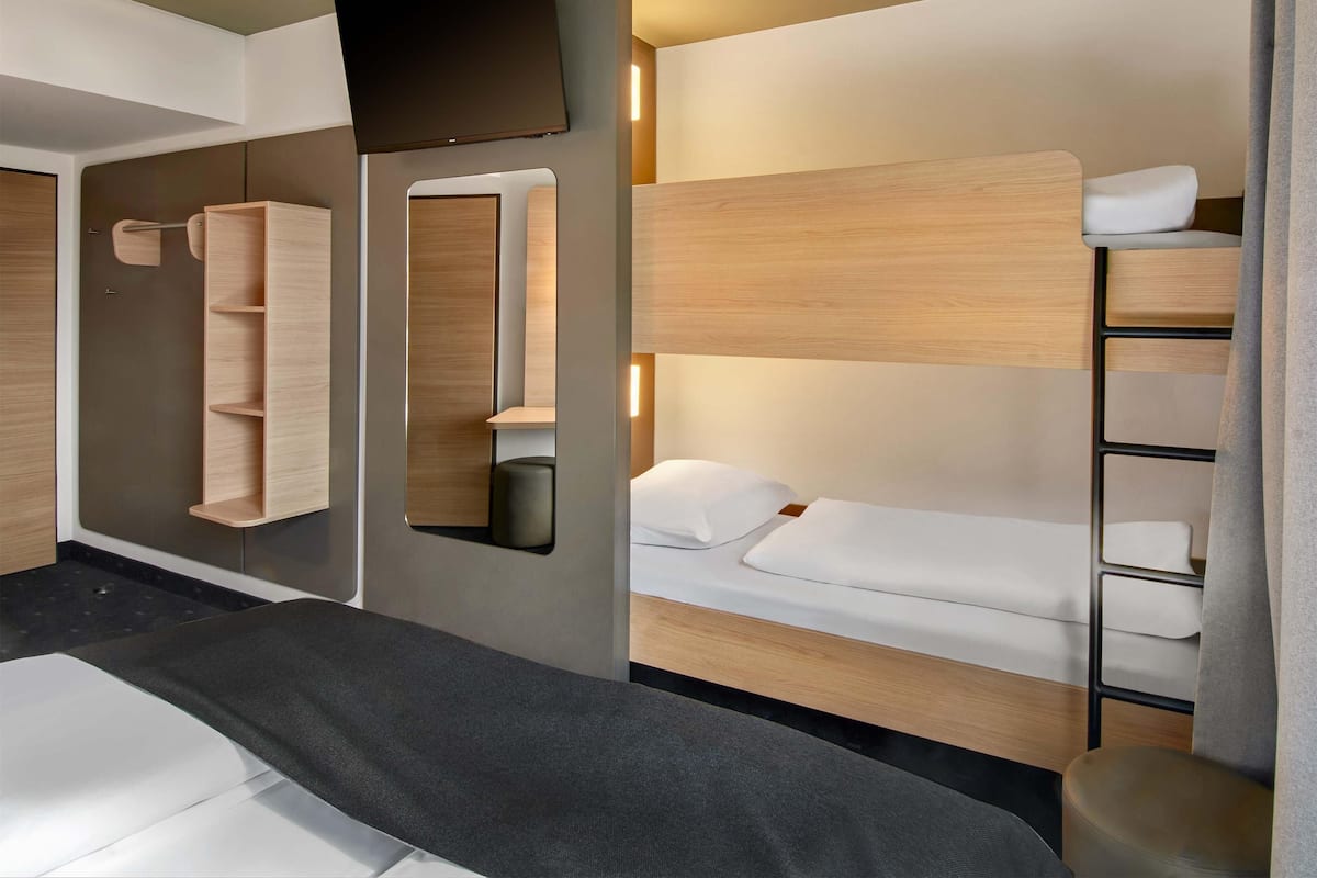 Quadruple Room | 1 bedroom, desk, soundproofing, free WiFi