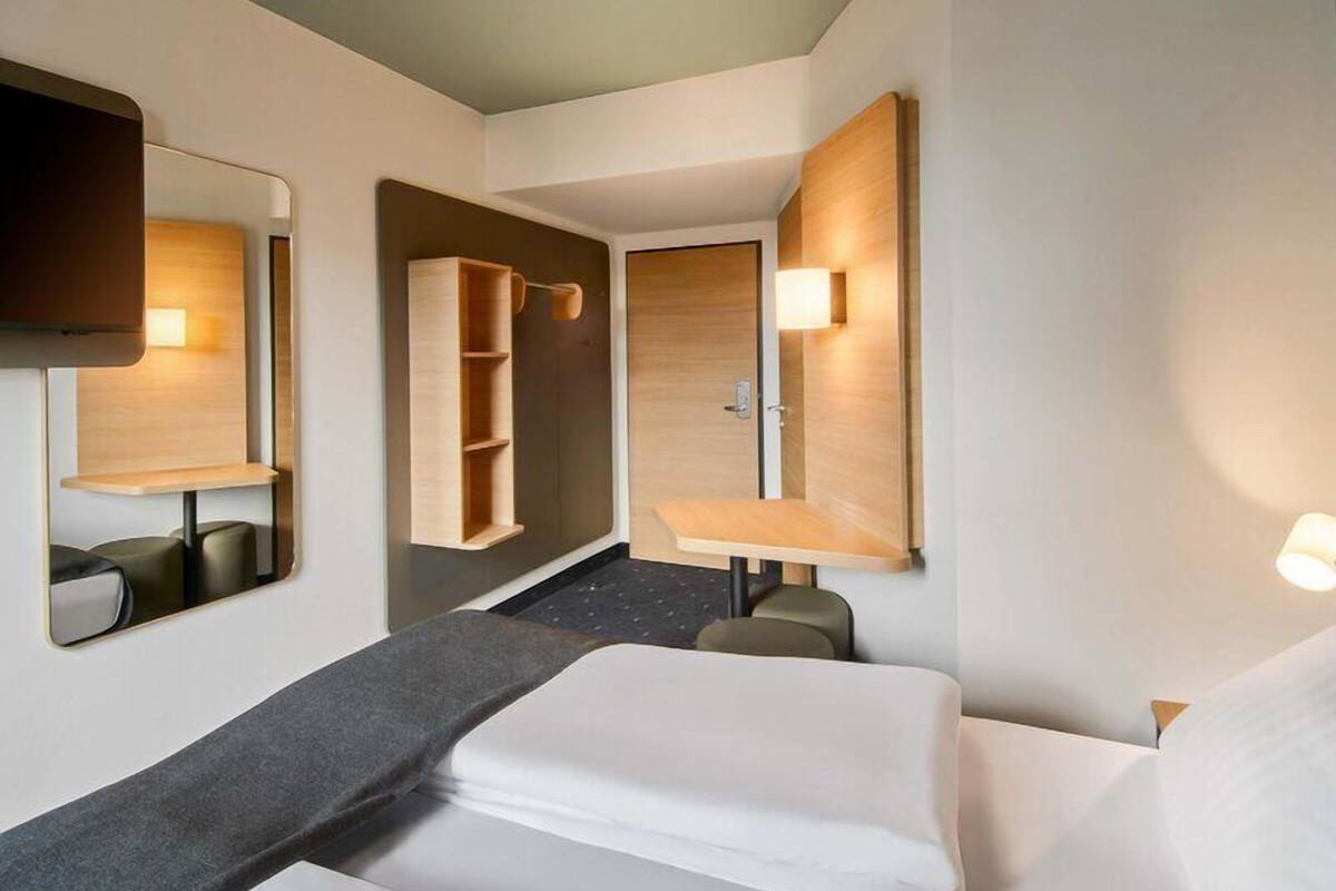Desk, soundproofing, free WiFi, bed sheets