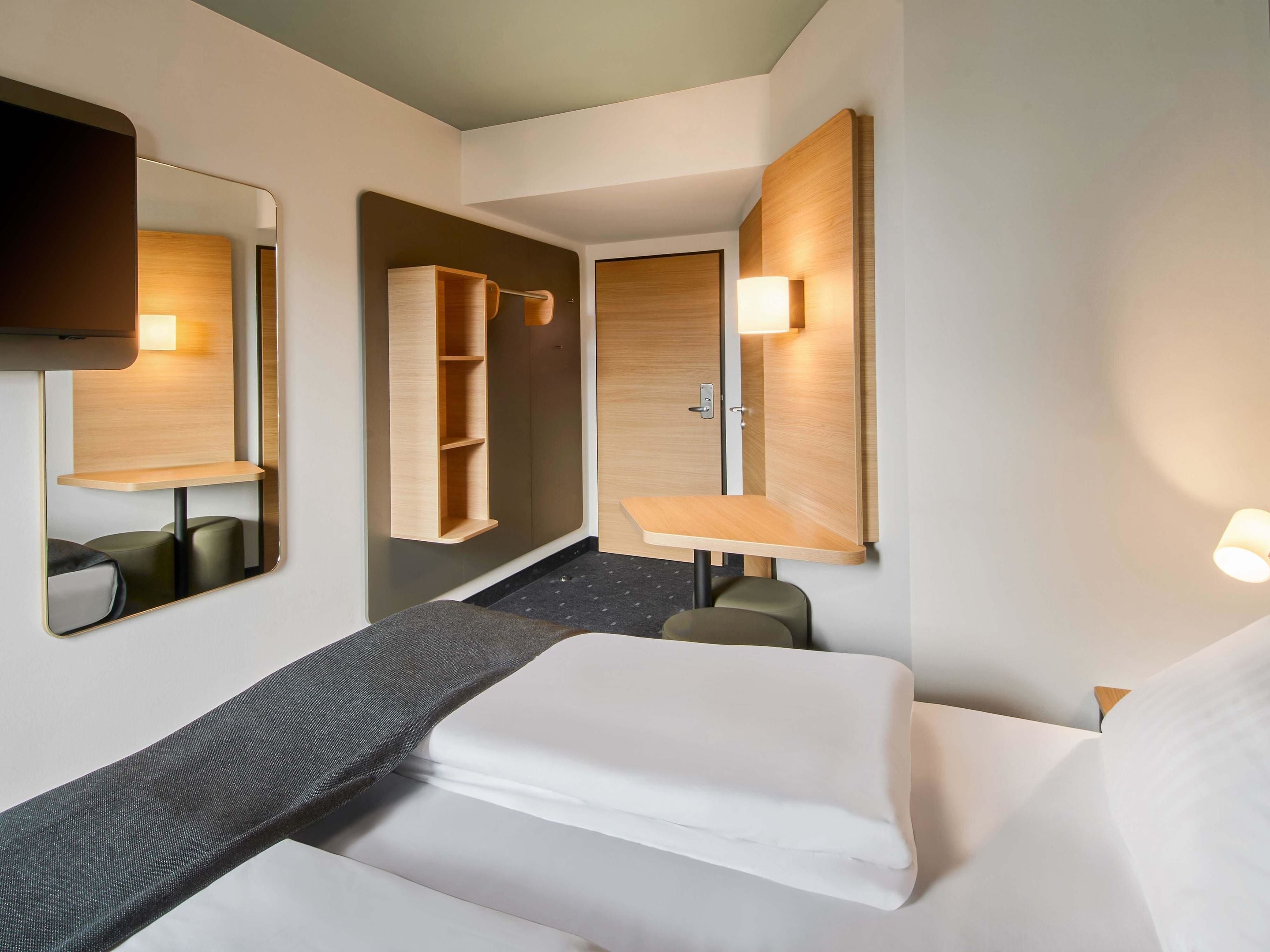 Desk, soundproofing, free WiFi, bed sheets