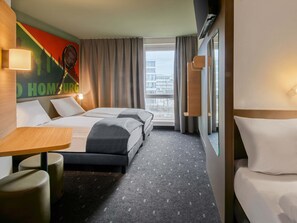 Triple Room | Desk, soundproofing, free WiFi, bed sheets - B&B Hotel Bad Homburg (Bad Homburg v.d. Hoehe)