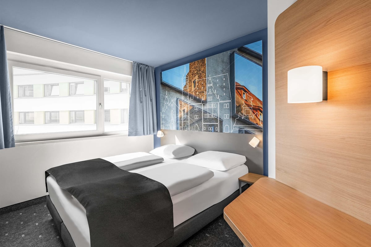 double room | desk, soundproofing, free wifi, bed sheets