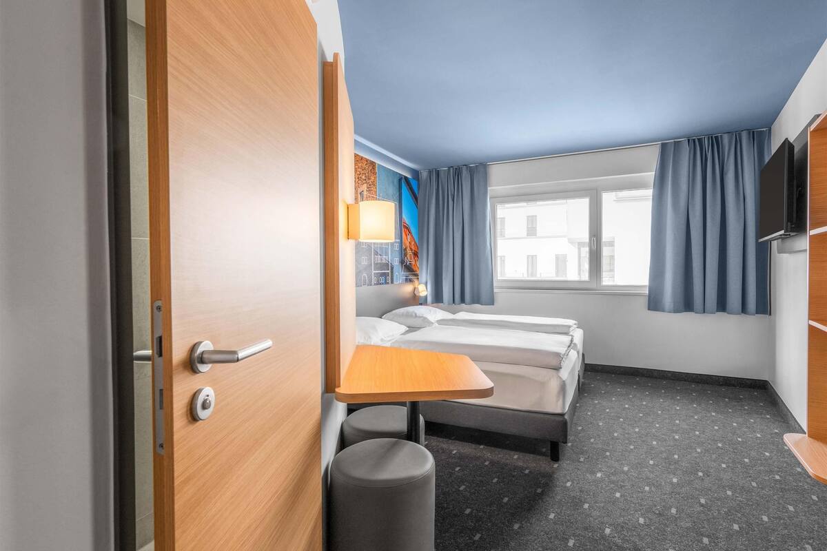 double or twin room | desk, soundproofing, free wifi, bed sheets