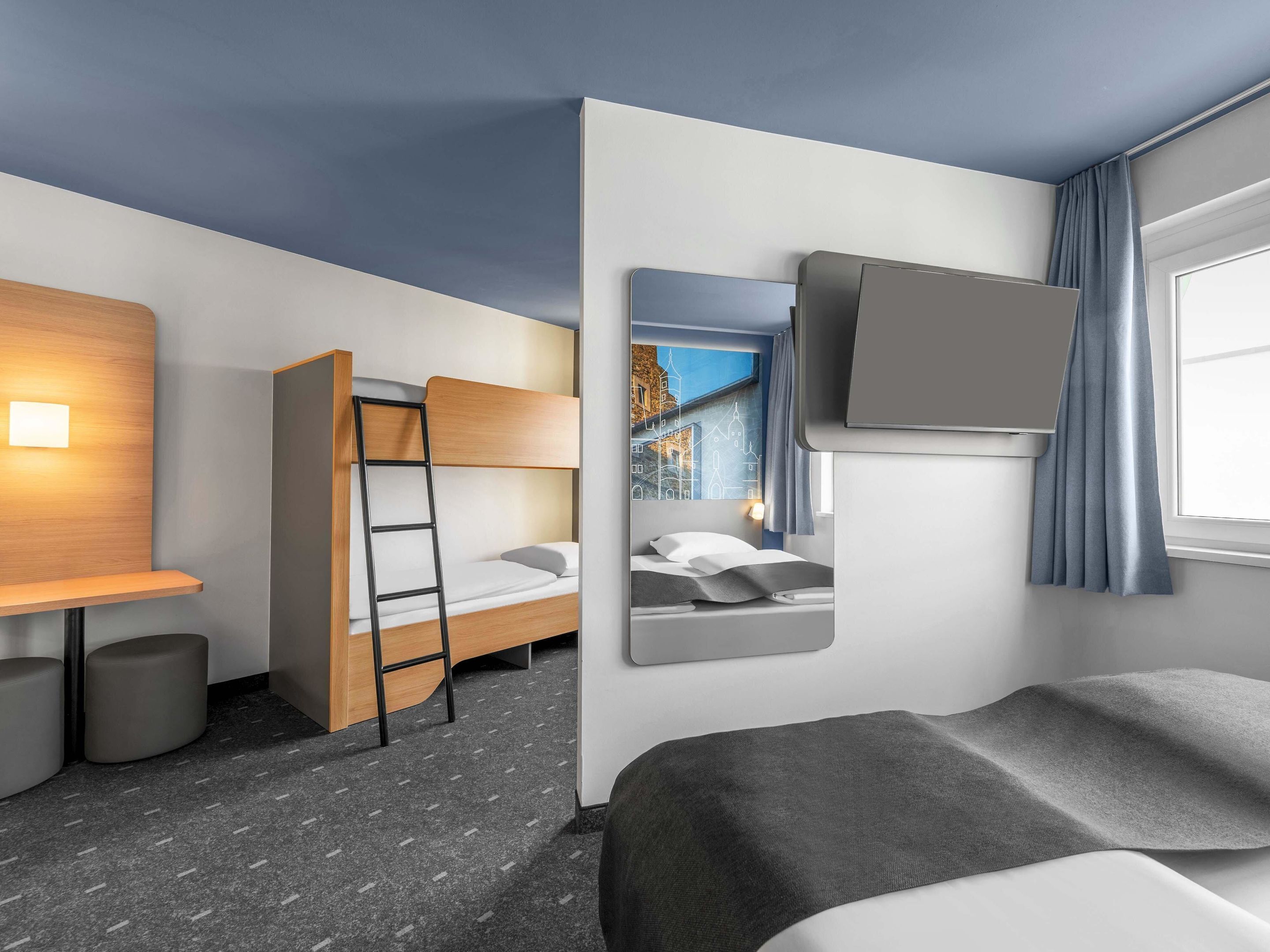 Vierbettzimmer | Schreibtisch, schallisolierte Zimmer, kostenloses WLAN, Bettwäsche