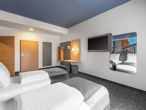 Desk, soundproofing, free WiFi, bed sheets