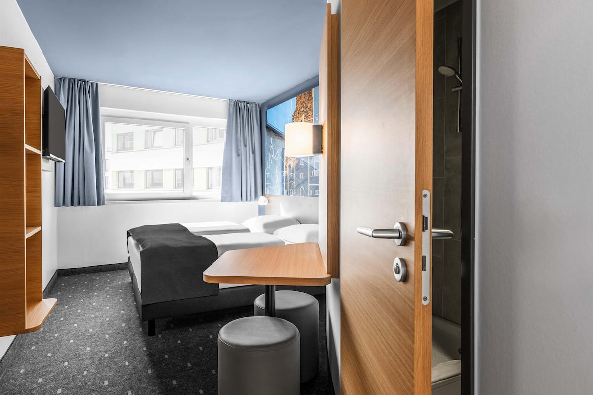 double room | desk, soundproofing, free wifi, bed sheets