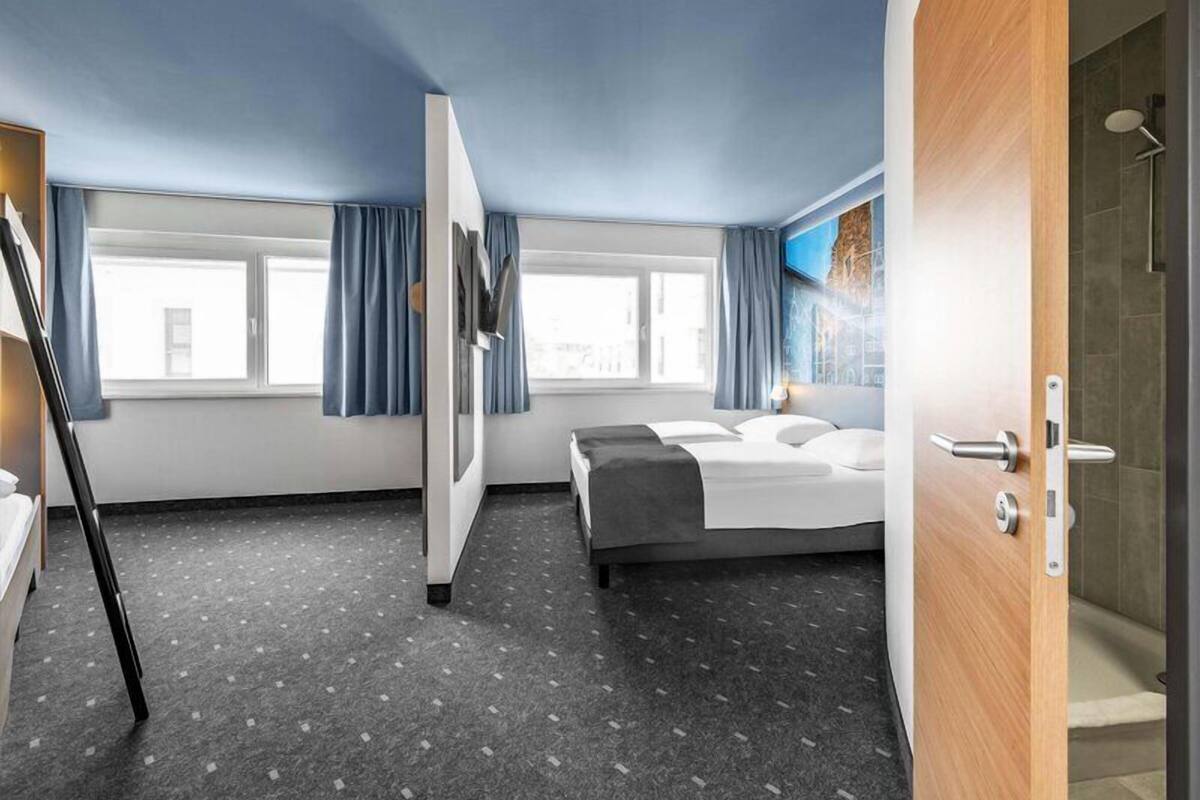 Quadruple Room | Desk, soundproofing, free WiFi, bed sheets